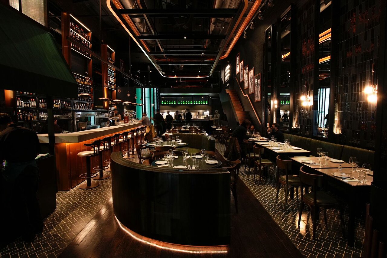 Interior cálido del restaurant